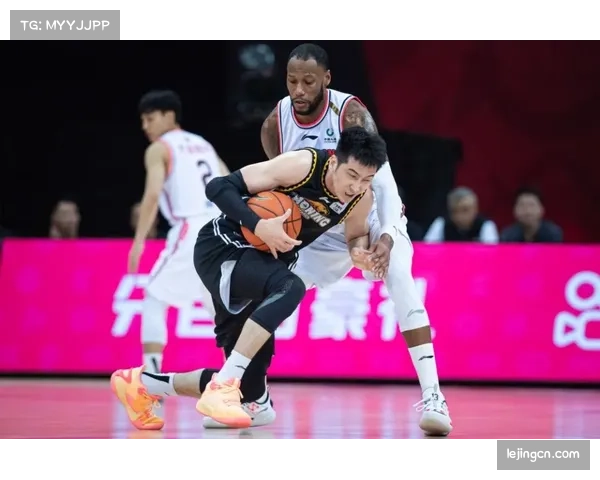 曼联防线组合面临重新洗牌，马奎尔约罗搭档表现获肯定